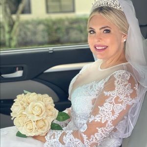 I am selling white wedding dress that I only wore for 4 hours